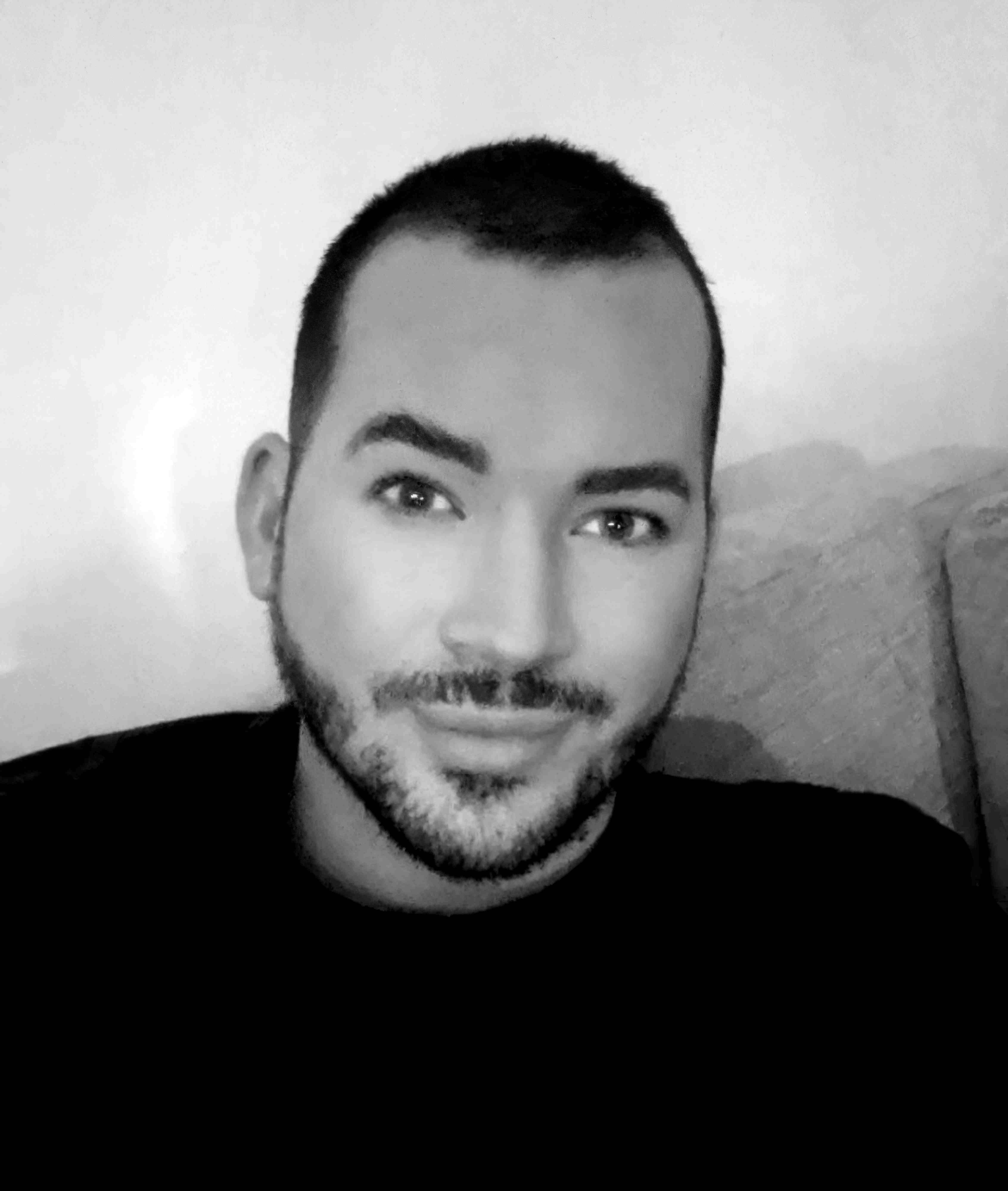 Portrett av Magnus, frisør og grunnlegger av Hjerteklipp - mobil frisørtjeneste med hjemmebesøk i Oslo